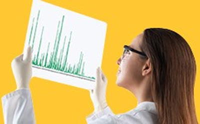 HPLC色谱图 一名科学家正在分析高效液相色谱图上的农药残留