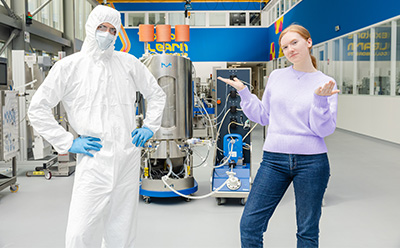 Operators Closed Processing 操作人员在封闭工艺的CNC区域