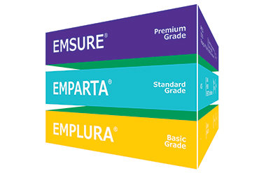 EMSURE® AND EMPLURA® INORGANIC REAGENTS 该图片显示了堆叠起来的三个盒子,每个盒子标记了不同的化学品级别。顶部的盒子为紫色,标有“EMSURE®优质级”,中间的盒子标有“EMPARTA®标准级”,底部的盒子为橙色,标有“EMPLURA®基础级”。