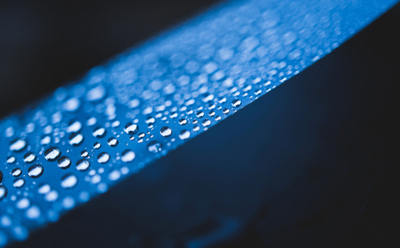 Superhydrophobic polymer coating surface 蓝色超疏水性聚合物上的水滴