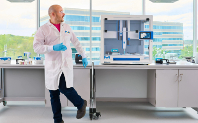 Scientist walking away from the bench 科学家离开实验台,转身回望AAW™工作站
