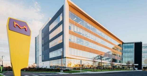 Building on the Burlington, Massachusetts, USA site 一栋五层楼的建筑矗立在街角,左侧挂着一块MilliporeSigma的招牌。该地点位于美国马萨诸塞州伯灵顿市。