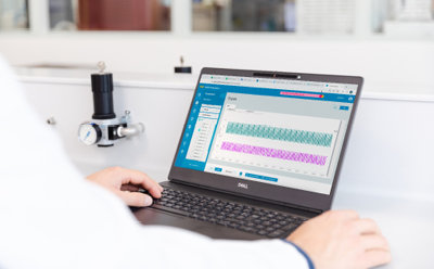<p>Smart Data Management and Advanced Analytics with Bio4C ProcessPad™ Software</p>
Scientist in a lab in front of a computer using bio4c processpad