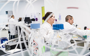 Biologic Process Development 身穿白大褂的科学家在分析测试实验室工作