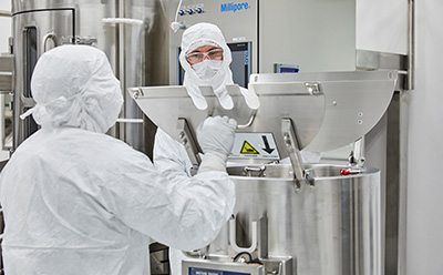 Production Site - Carlsbad CA 生产设施中的科学家