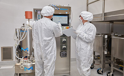 Millipore CTDMO Viral Vector Manufacturing Facility 生产设施中的科学家