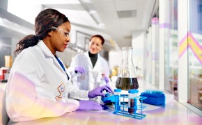 Chemical Compatibility Testing 在实验台进行认证测试的科学家