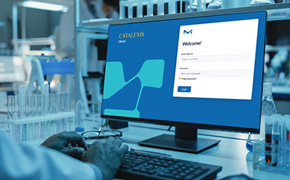 Catalexis Catalyst Screening Platform 电脑屏幕特写,显示"Catalent"登录界面,包含用户名和密码输入框。画面可见操作者双手在键盘上敲击,背景中陈列着实验室设备。