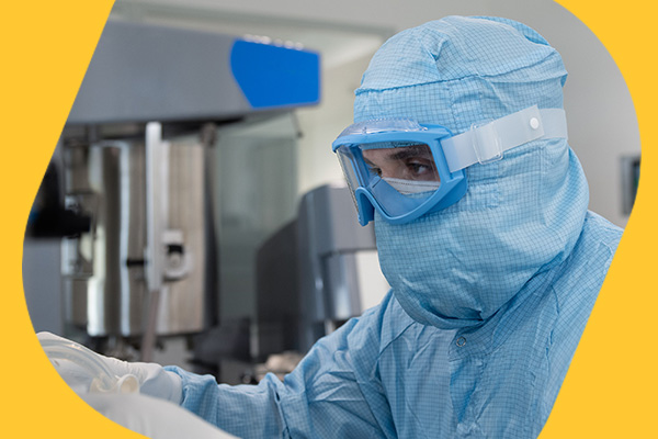 mRNA Drug Substance Manufacturing Services 操作员将mRNA药物原料袋推入冷冻托盘