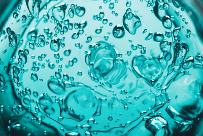 Hydrogels Close-up of clear hydrogels with bubbles in a turquoise liquid, showcasing their texture and transparency