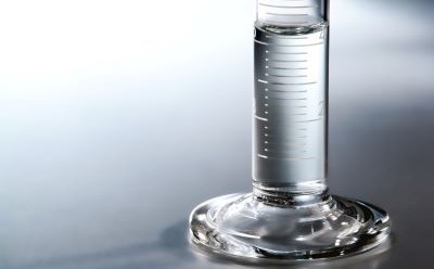 量筒中的水 量筒中纯化实验室水的特写镜头。