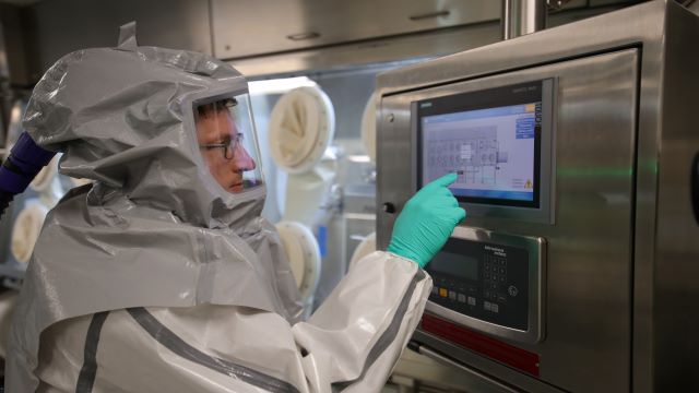 <p>HPAPI产能扩大</p> Our 70,000 sq-foot facility makes us one of the largest single-digit nanogram OEL CTDMO providers in the world.