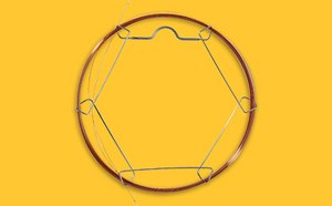 白色背景下带金属末端接头的透明盘旋气相色谱柱，色谱柱是气相色谱中分离混合物的必备工具。带固定相的气相色谱毛细管柱