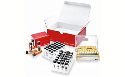 Compound Screening Library 一系列实验室试剂瓶和一个收纳箱。图示为一个部分开启的红色盒子,盒周围有几个黑盖透明试剂瓶、一个试剂瓶托盘和一个单独的容器,容器内有多个网格排布的试剂瓶。所有物品分布在白色背景下。