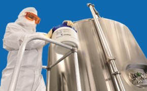 Media fill test in microbiology quality control 科学家正在制备模拟无菌工艺的灌装培养基