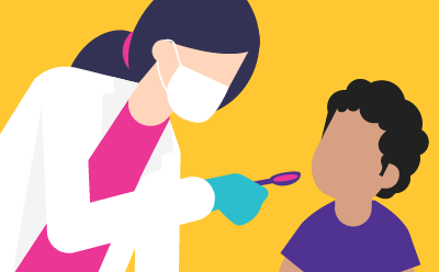 一名医生举着一勺液体伸到一名孩子前。