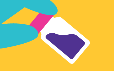 手上拿着一个装满的玻璃瓶