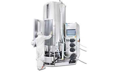 一名科学家正在选择和预处理原料，以免下游工艺受到潜在病毒侵害。