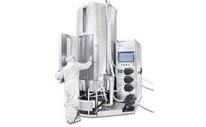 一名科学家正在选择和预处理原料，以免下游工艺受到潜在病毒侵害。