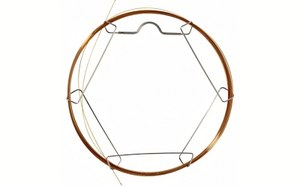 白色背景下带金属末端接头的透明盘旋气相色谱柱，色谱柱是气相色谱中分离混合物的必备工具。带固定相的气相色谱毛细管柱