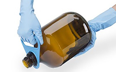 Pouring aid for S40 glass bottles without handle