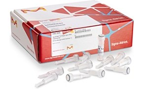 医用试剂盒，标有“SupraAlvita Sterile Syringe 0.5ml U-100 Insulin”，前面散布多个注射器和安瓿。注射器和安瓿是带白色塞子的透明塑料。