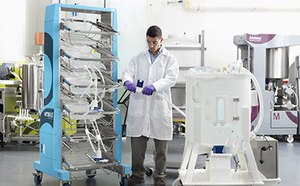 Connecting a 2D bag assembly for mixing Lab technician connecting a 2D bag assembly on a Mobius® container cart to a Mobius® mixer