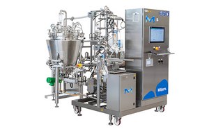 切向流过滤夹具和系统 一个复杂的工业机器,主要灰色间杂蓝色装饰,有一个大的不锈钢混合桶,一个带按钮和屏幕的控制面板,还有管和阀等其他机械零件。