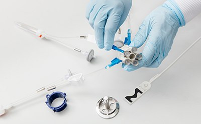 NovaSeptum® GO 采样系统容易组装。只需将一次性采样单元上的触发器装入您的固定器。