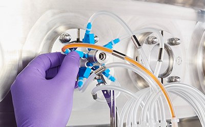 按下触发器以建立无菌流体流道并开始无菌采样