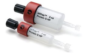 HisTrap 蛋白质纯化柱 两种不同尺寸的 HiTrap™ FF 柱,分别标记为 1 ml 和 5 ml,黑色盖子、红色底座。