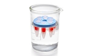 D-Tube™透析管 装有水的烧杯和蓝色平台,平台内浸没着几根带有红色尖端的管子。