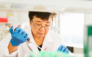 研究产品与服务 正在进行实验的女科学家。