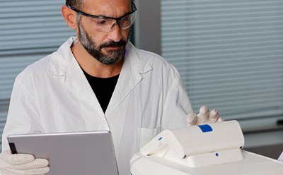 科研人员之间相互交流,由纯水系统的设计生产人员提供专业的支持。我们提供一系列服务计划和支持选项,可满足您的个性化需求。 科研人员之间相互交流,由纯水系统的设计生产人员提供专业的支持。我们提供一系列服务计划和支持选项,可满足您的个性化需求。