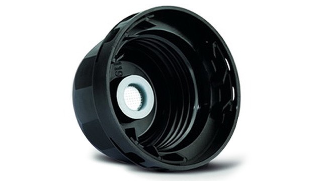 过压阀(仰视图)。巧妙固定的薄膜既可密封孔,又可在压力过大时直接让气体逸出。 过压阀(仰视图)。巧妙固定的薄膜既可密封孔,又可在压力过大时直接让气体逸出。