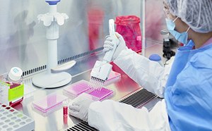 CTDMO上海 身着防护服的生物安全专业人员正在用移液管采样。