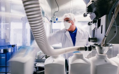 大规模生产材料和定制规格 工艺工程师正在检查生产区域的灌装系统