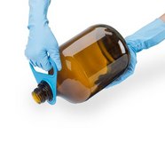 Pouring aid for use with 1L and 2.5L glass bottles with S40 thread, for single-use